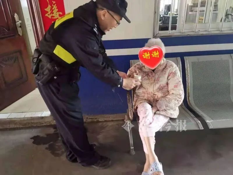 DƬ